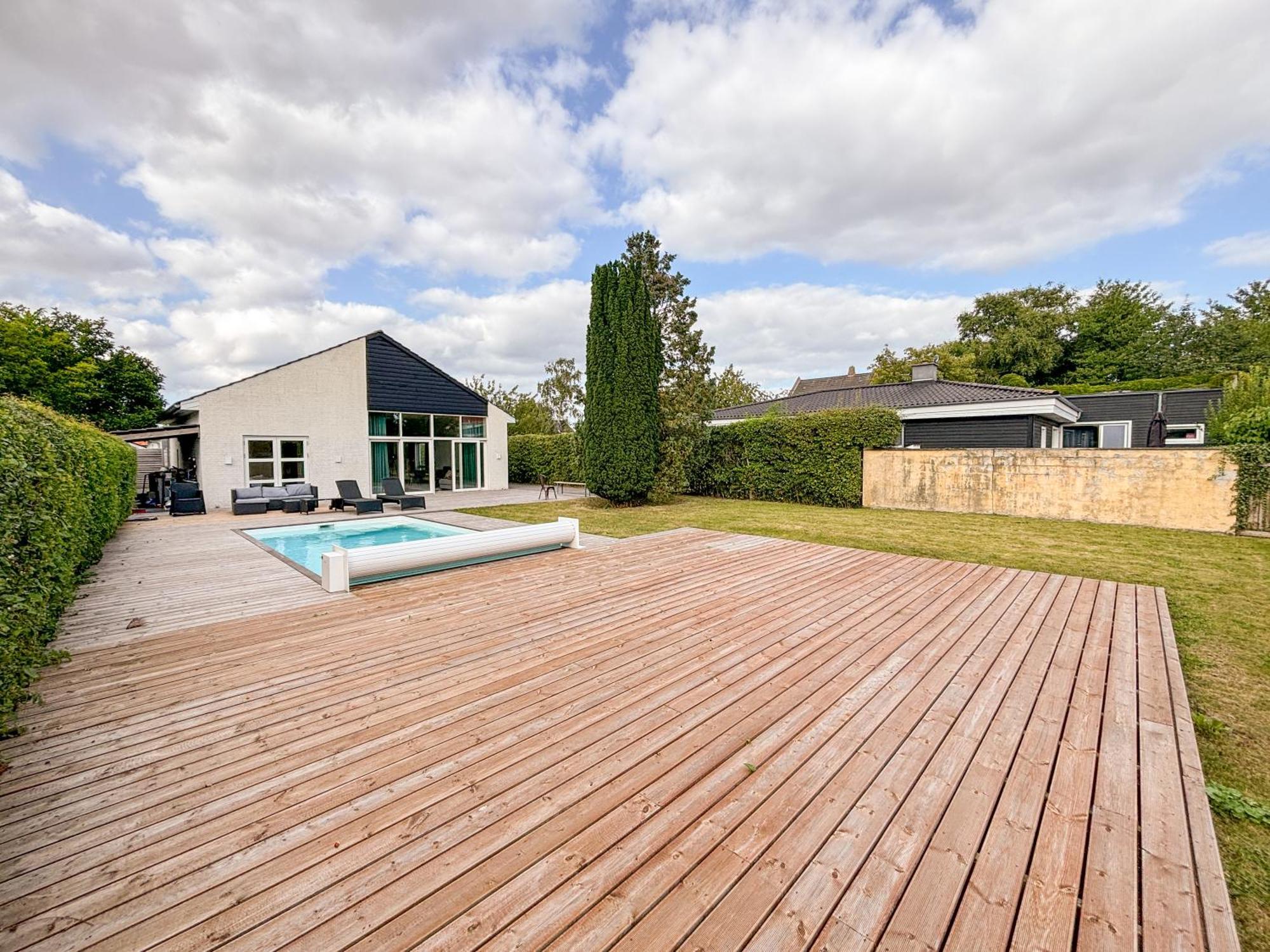 Luxury 300 Square Meter With Pool Villa *